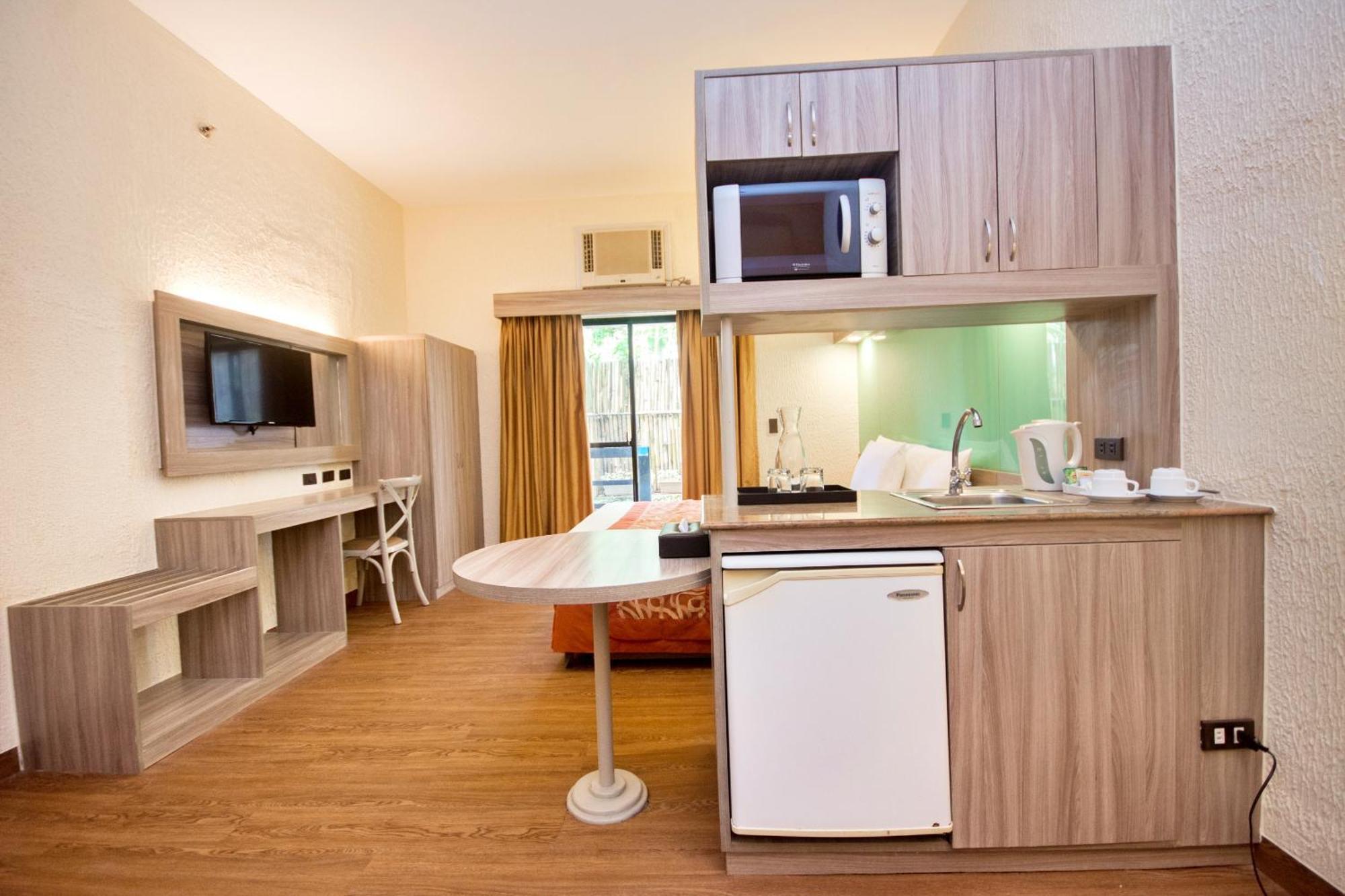 Microtel By Wyndham Boracay Balabag  Dış mekan fotoğraf